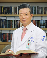 Президент госпиталя Канг Шин Хёк